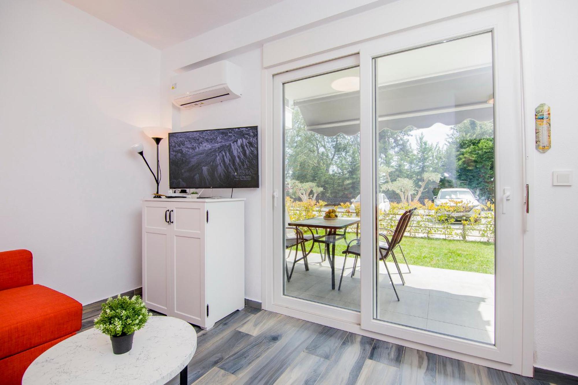 Sophie - New Cozy Place With A Garden Apartment